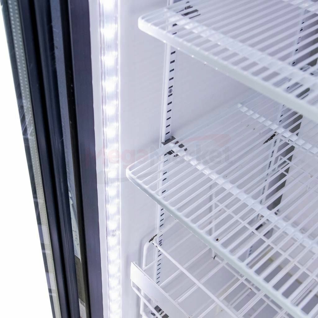 Półki i oświetlenie LED w witrynie chłodniczej