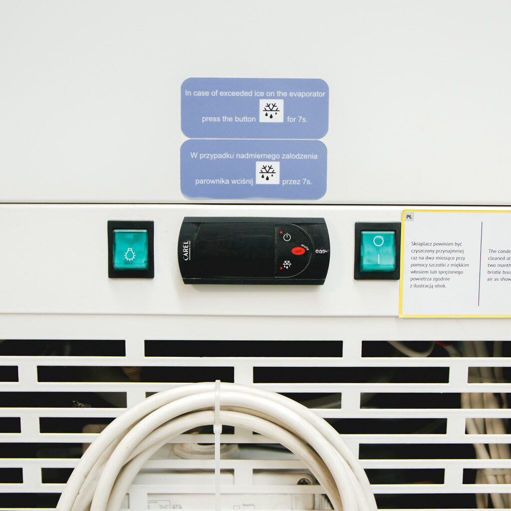 Elektroniczny panel sterowania oraz włącznik i wyłącznik w witrynie ekspozycyjnej na lody