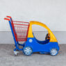 Wózek sklepowy dla dziecka samochodzik z koszykiem wyposażonym w siedzisko dla dziecka str. prawa