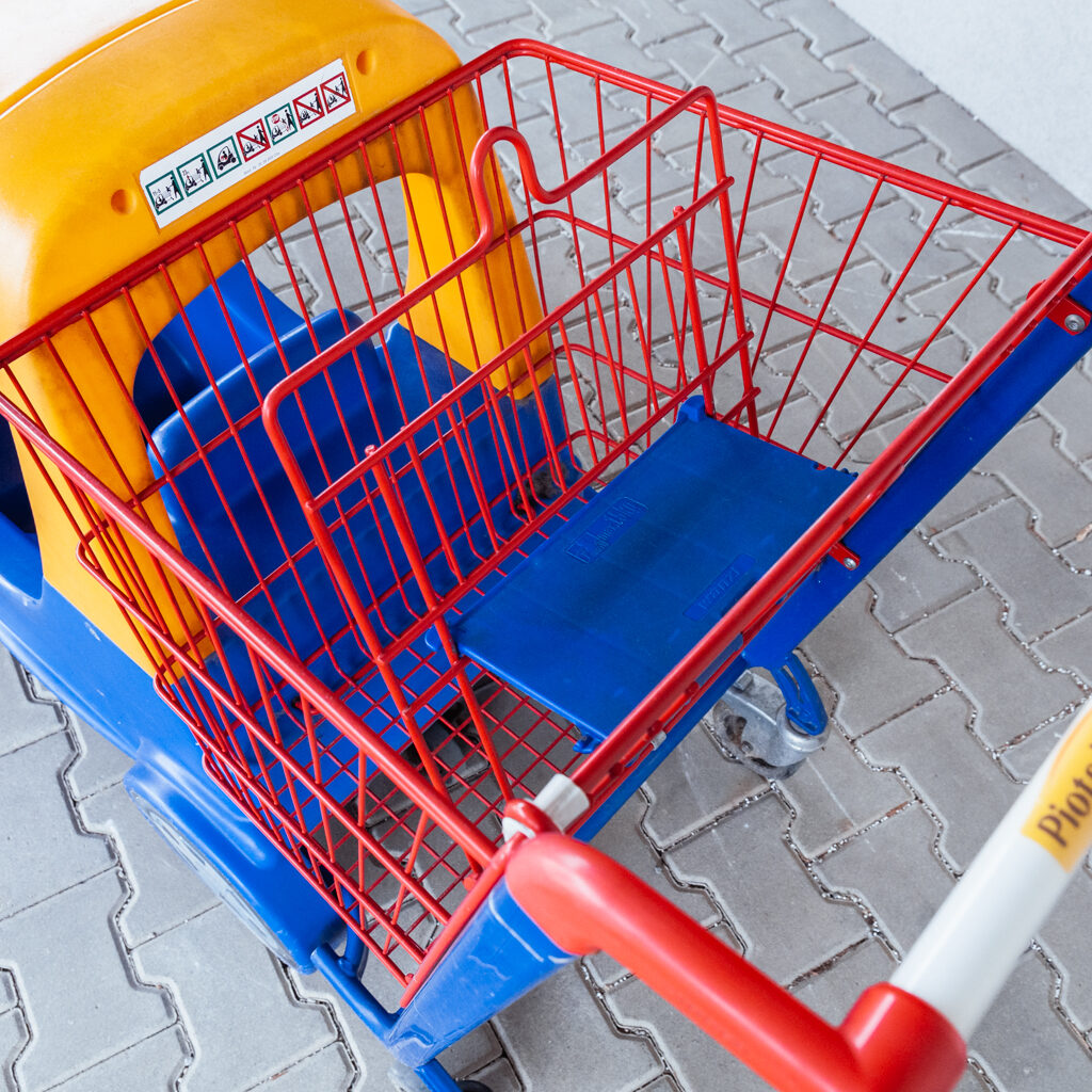 Wózek sklepowy dla dziecka samochodzik z koszykiem wyposażonym w siedzisko dla dziecka koszyk