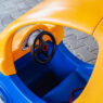 Wózek sklepowy dla dziecka samochodzik z koszykiem wyposażonym w siedzisko dla dziecka kabina