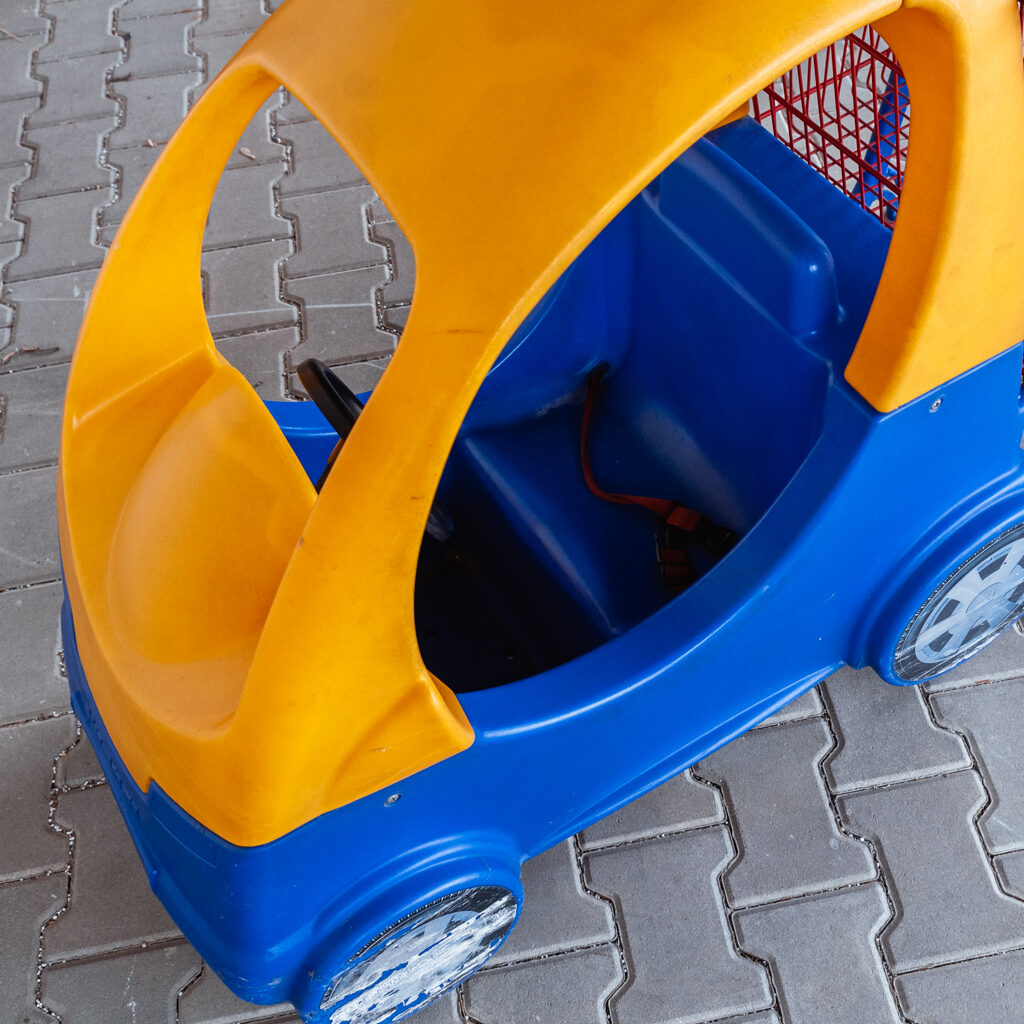 Wózek sklepowy dla dziecka samochodzik z koszykiem wyposażonym w siedzisko dla dziecka kabina