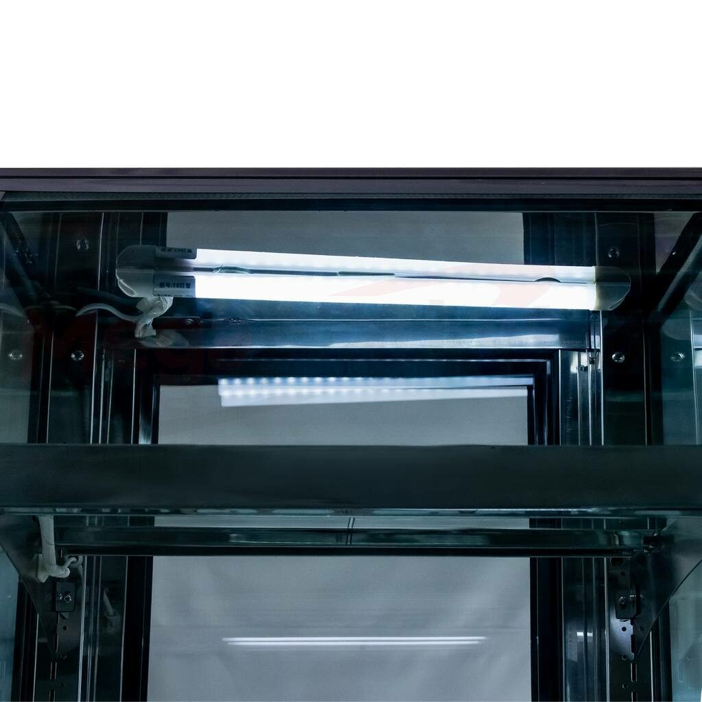 oświetlenie LED w witrynie cukierniczej z szybą giętą marki Mega-M CLARA S60