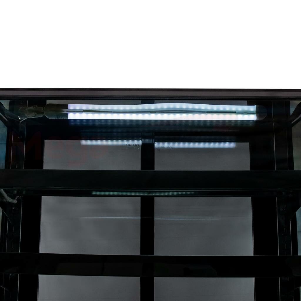 oświetlenie LED w witrynie cukierniczej z szybą giętą marki Mega-M CLARA S90