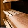 Półki drewniane z ogranicznikiem w regale na pieczywo