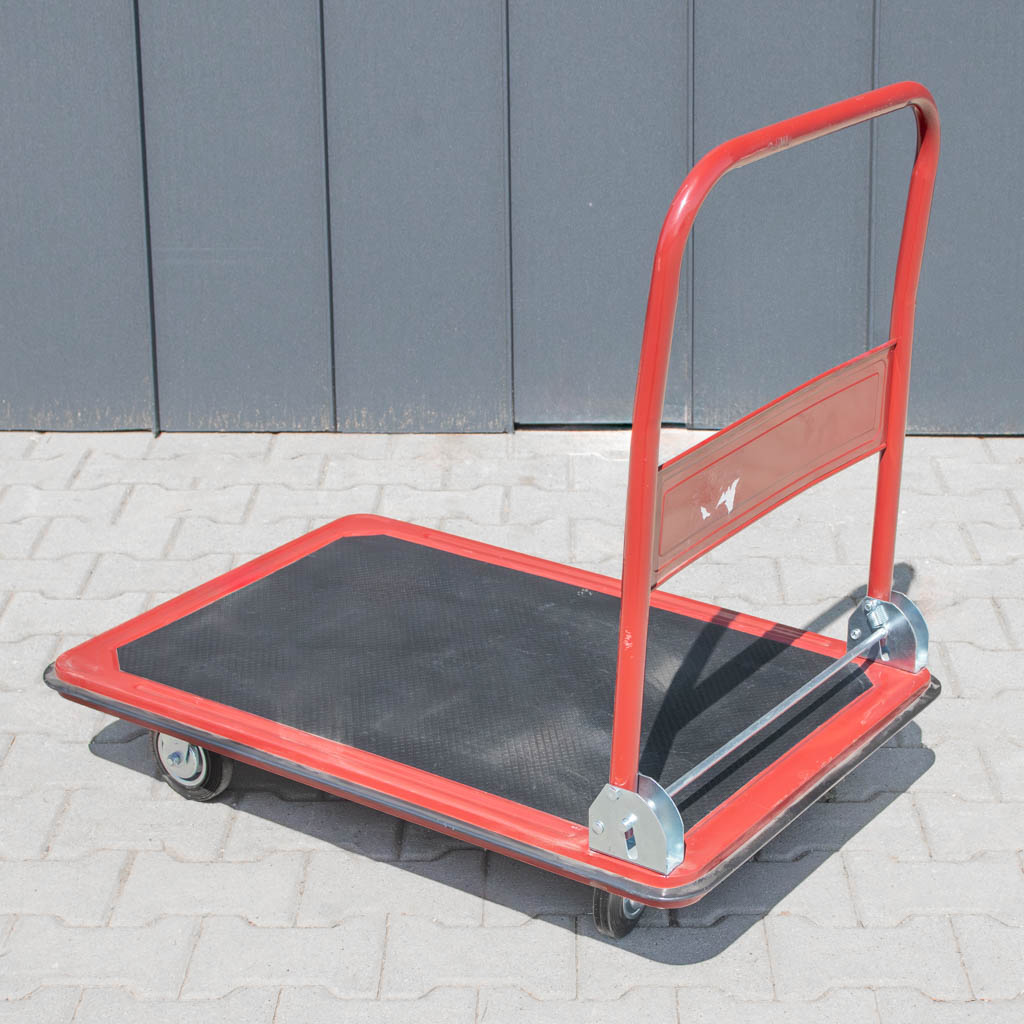 wózek platformowy, wózek transportowy, wózek magazynowy, wózek z antypoślizgową platformą, wózek ręczny do magazynu, solidny wózek transportowy, kompaktowy wózek magazynowy, wózek z kołami skrętnymi