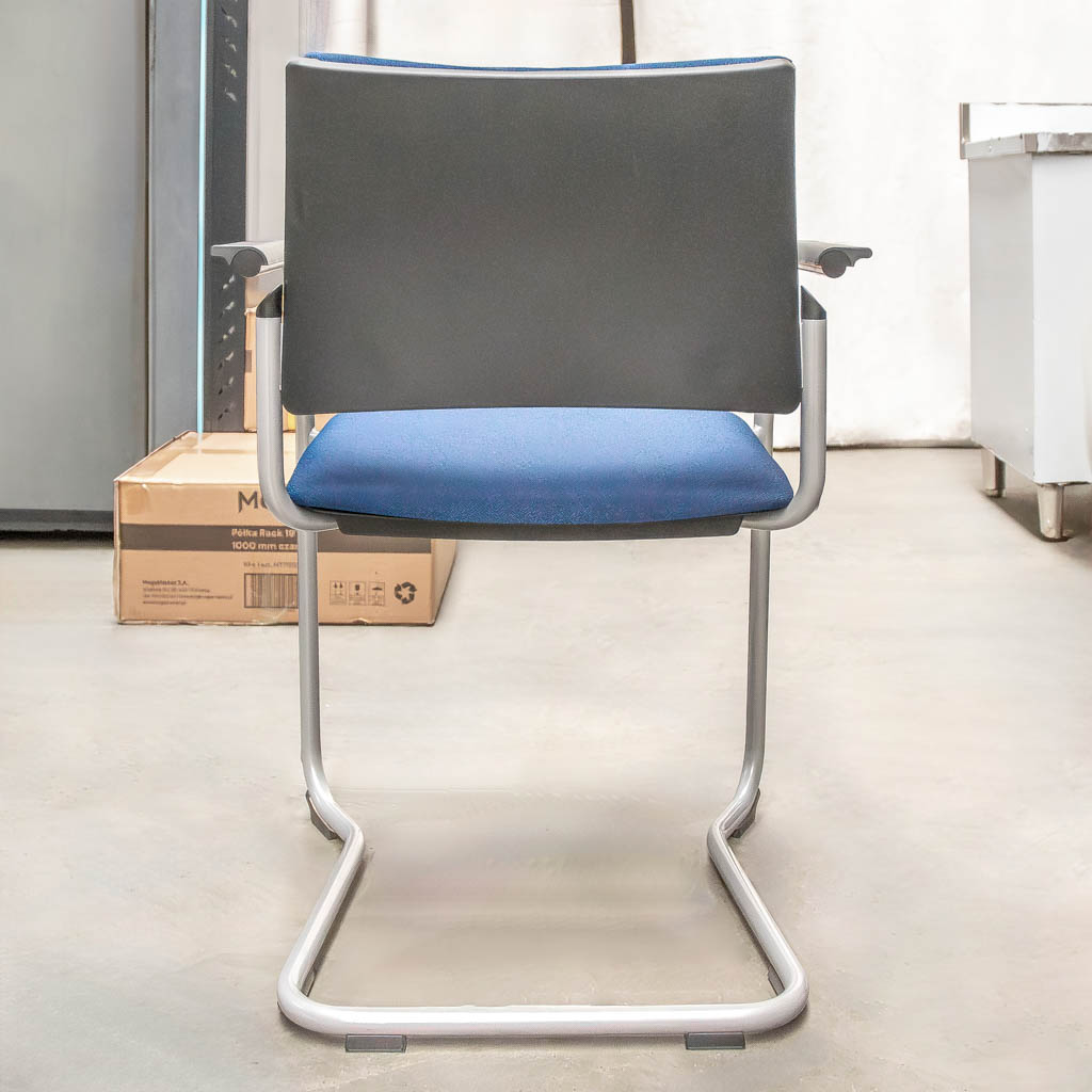 Krzesło biurowe z podłokietnikami niebieskie obicie H-81 cm L-59 cm G-45 cm MTP004543