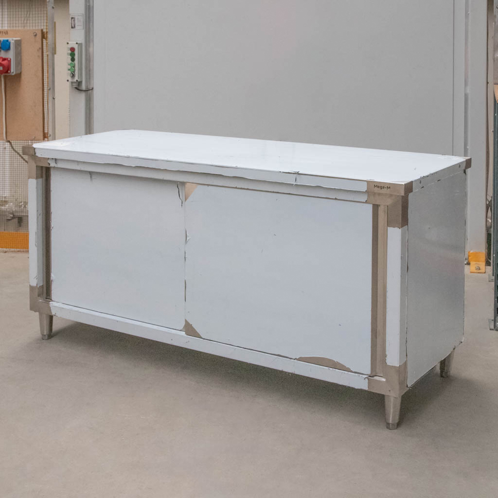 Stół gastronomiczny ze stali nierdzewnej centralny z szafką Mega-M 180x60x85 cm pogięty MTP005889