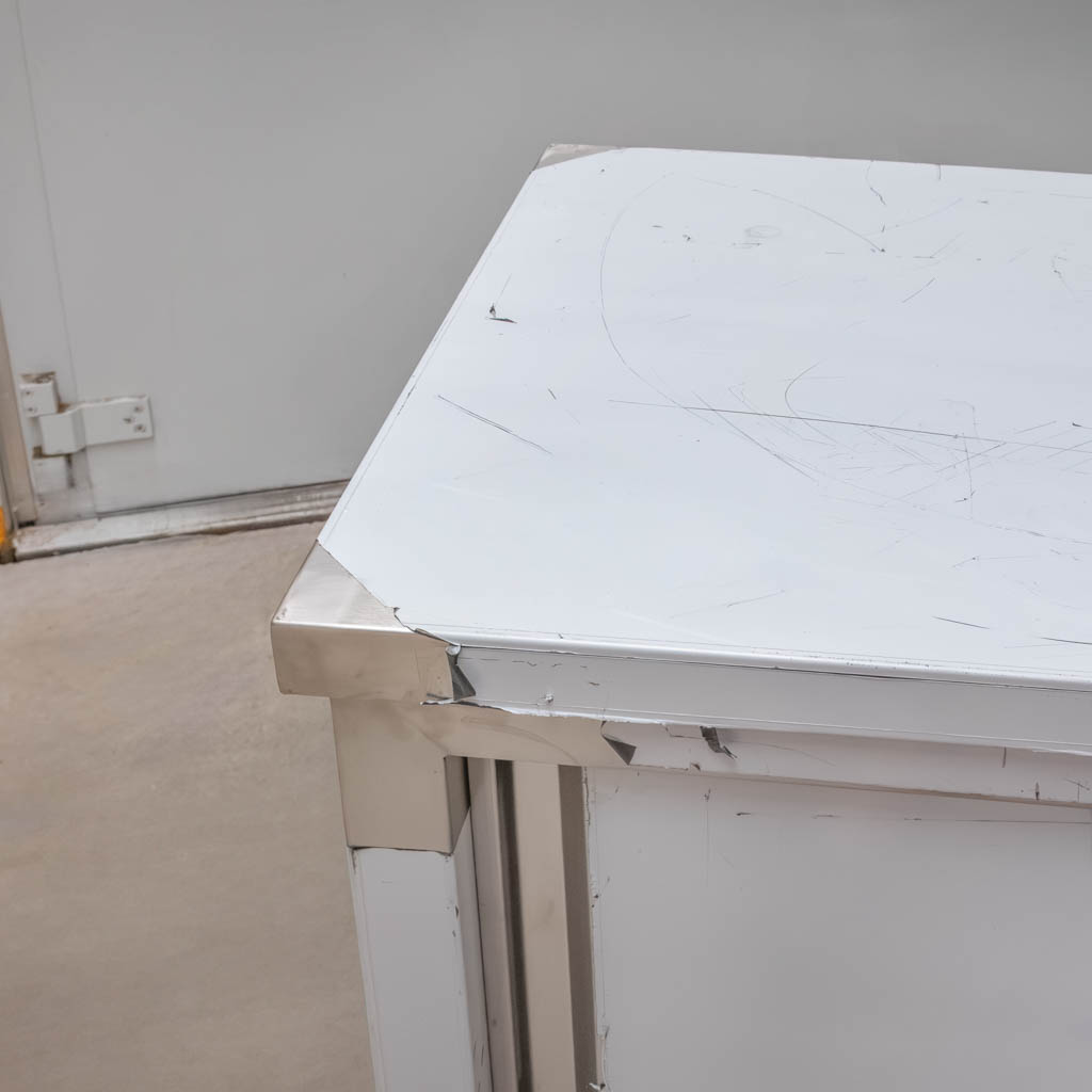 Stół gastronomiczny ze stali nierdzewnej centralny z szafką Mega-M 180x60x85 cm pogięty MTP005889