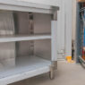 Stół gastronomiczny ze stali nierdzewnej centralny z szafką Mega-M 180x60x85 cm pogięty MTP005889