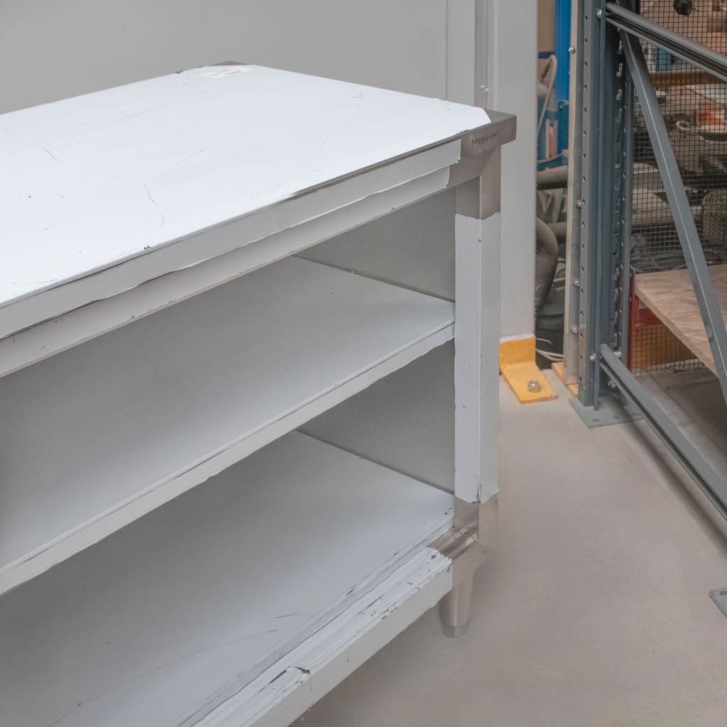 Stół gastronomiczny ze stali nierdzewnej centralny z szafką Mega-M 180x60x85 cm pogięty MTP005889