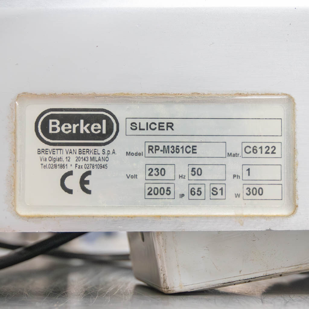 krajalnica BERKEL RP-M351CE, krajalnica do wędlin, krajalnica do sera, profesjonalna krajalnica, krajalnica gastronomiczna, krajalnica elektryczna, krajalnica ze stali nierdzewnej, krajalnica z osełką, krajalnica z ostrzałką, krajalnica do sklepu, krajalnica do restauracji, krajalnica do supermarketu, krajalnica do cateringu, trwała krajalnica, stabilna krajalnica, bezpieczna krajalnica, wyposażenie gastronomiczne, sprzęt dla sklepów spożywczych, krajalnica do mięsa, sprzęt dla gastronomii,