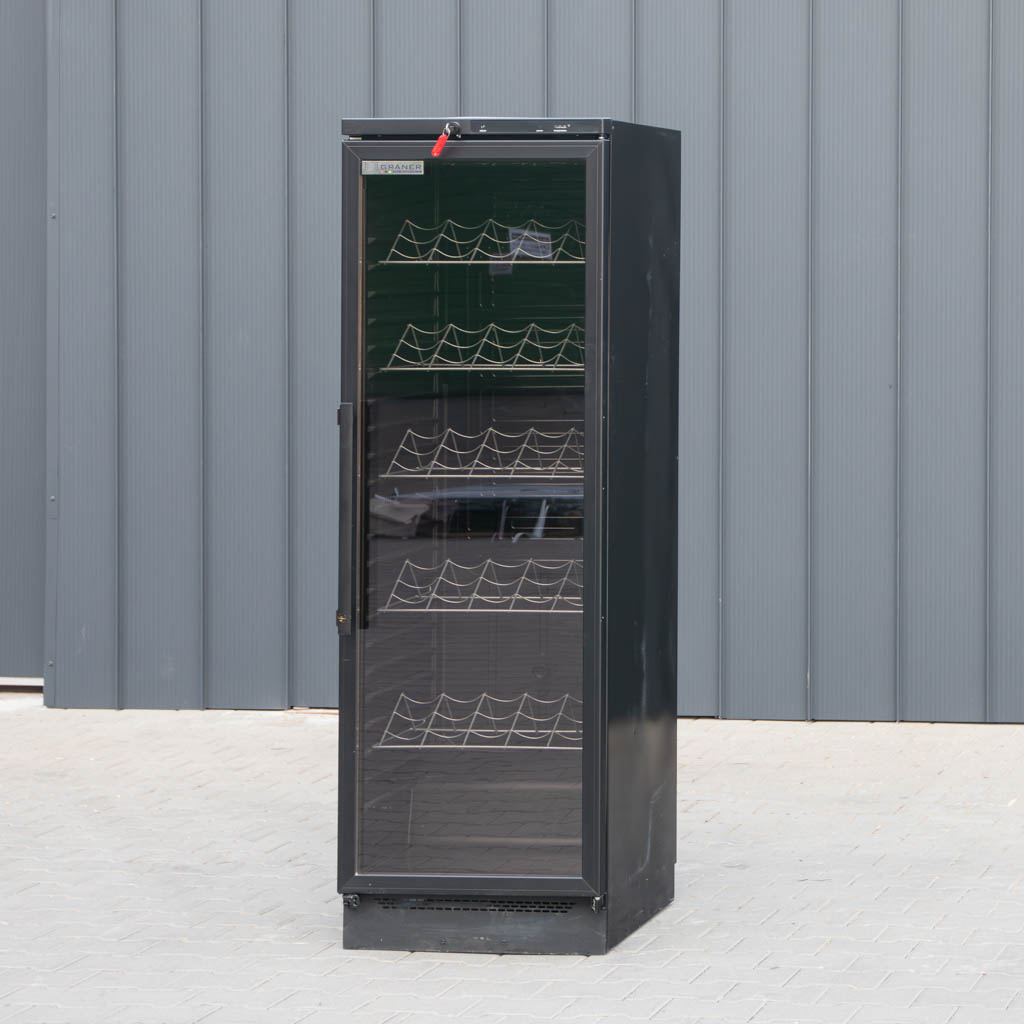 Witryna na wino, chłodziarka do wina, INOX GRANER-ICE, przechowywanie wina, szafa chłodnicza na wino, witryna winiarska, winiarka INOX GRANER, profesjonalna witryna chłodnicza, lodówka na wino, półki na wino, chłodzenie wina, regulacja temperatury wina, witryna do restauracji, witryna do hotelu, przeszklona witryna na wino, winiarka 60x60x85 cm, elegancka witryna na wino, chłodziarka na wino INOX GRANER, nowoczesna witryna winiarska, energooszczędna witryna na wino, kompaktowa witryna na wino, ochrona wina przed UV