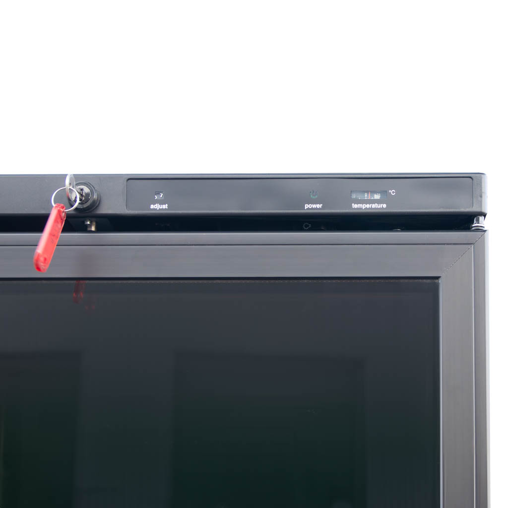Witryna na wino, chłodziarka do wina, INOX GRANER-ICE, przechowywanie wina, szafa chłodnicza na wino, witryna winiarska, winiarka INOX GRANER, profesjonalna witryna chłodnicza, lodówka na wino, półki na wino, chłodzenie wina, regulacja temperatury wina, witryna do restauracji, witryna do hotelu, przeszklona witryna na wino, winiarka 60x60x85 cm, elegancka witryna na wino, chłodziarka na wino INOX GRANER, nowoczesna witryna winiarska, energooszczędna witryna na wino, kompaktowa witryna na wino, ochrona wina przed UV