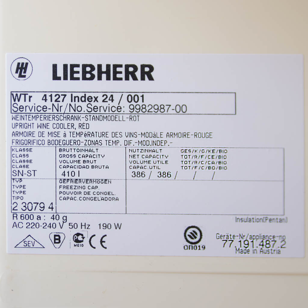 Witryna na wino, chłodziarka do wina, LIEBHERR WTr 4127, przechowywanie wina, szafa chłodnicza na wino, witryna winiarska, winiarka LIEBHERR, profesjonalna witryna chłodnicza, lodówka na wino, półki drewniane na wino, chłodzenie wina, regulacja temperatury wina, witryna do restauracji, witryna do hotelu, przeszklona witryna na wino, winiarka 66x66x165 cm, elegancka witryna na wino, chłodziarka na wino LIEBHERR, nowoczesna witryna winiarska, ochrona wina przed UV