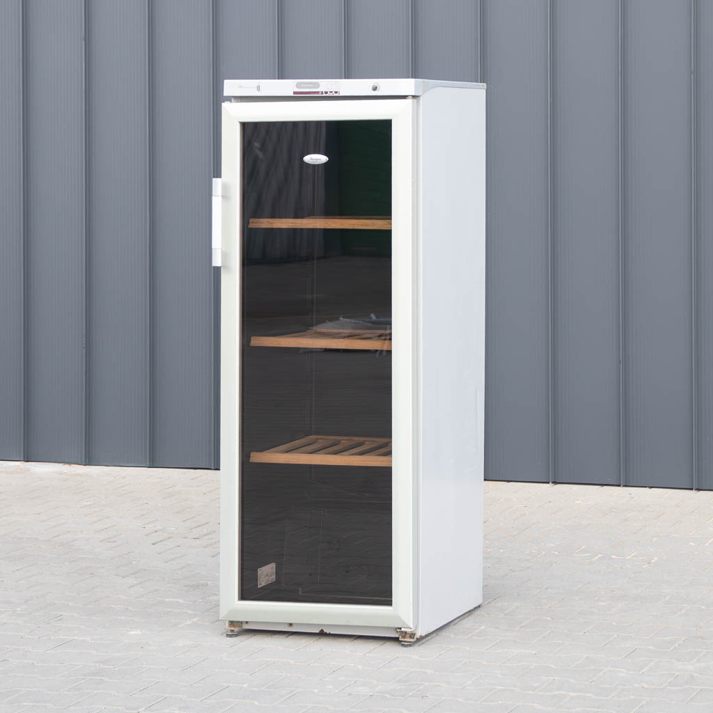 Witryna na wino, chłodziarka do wina, WHIRLPOOL ARC 2150W, przechowywanie wina, szafa chłodnicza na wino, witryna winiarska, winiarka WHIRLPOOL, profesjonalna witryna chłodnicza, lodówka na wino, półki drewniane na wino, chłodzenie wina, regulacja temperatury wina, witryna do restauracji, witryna do hotelu, przeszklona witryna na wino, winiarka 59x59x159 cm, elegancka witryna na wino, chłodziarka na wino WHIRLPOOL, nowoczesna witryna winiarska, energooszczędna witryna na wino, ochrona wina przed UV