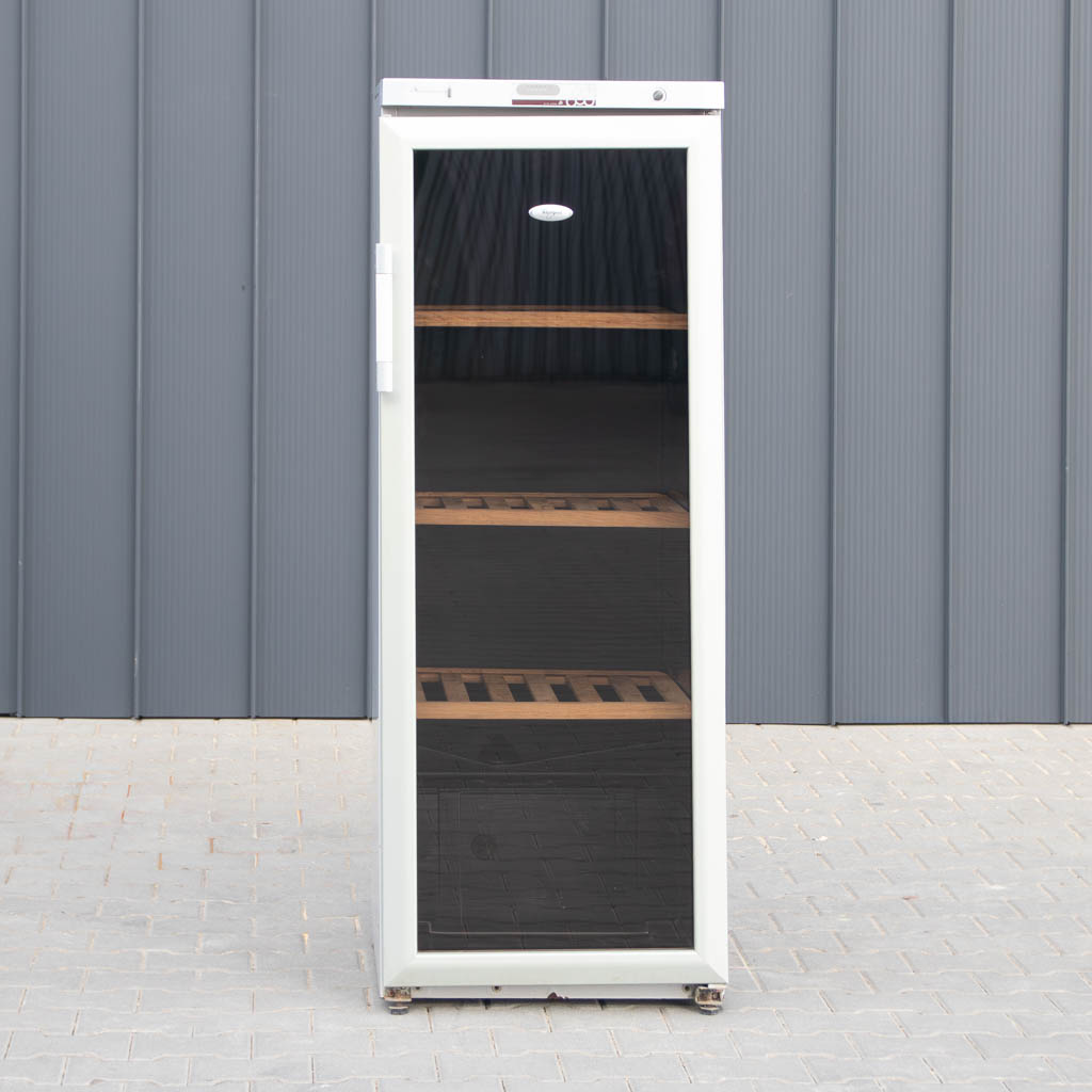 Witryna na wino, chłodziarka do wina, WHIRLPOOL ARC 2150W, przechowywanie wina, szafa chłodnicza na wino, witryna winiarska, winiarka WHIRLPOOL, profesjonalna witryna chłodnicza, lodówka na wino, półki drewniane na wino, chłodzenie wina, regulacja temperatury wina, witryna do restauracji, witryna do hotelu, przeszklona witryna na wino, winiarka 59x59x159 cm, elegancka witryna na wino, chłodziarka na wino WHIRLPOOL, nowoczesna witryna winiarska, energooszczędna witryna na wino, ochrona wina przed UV