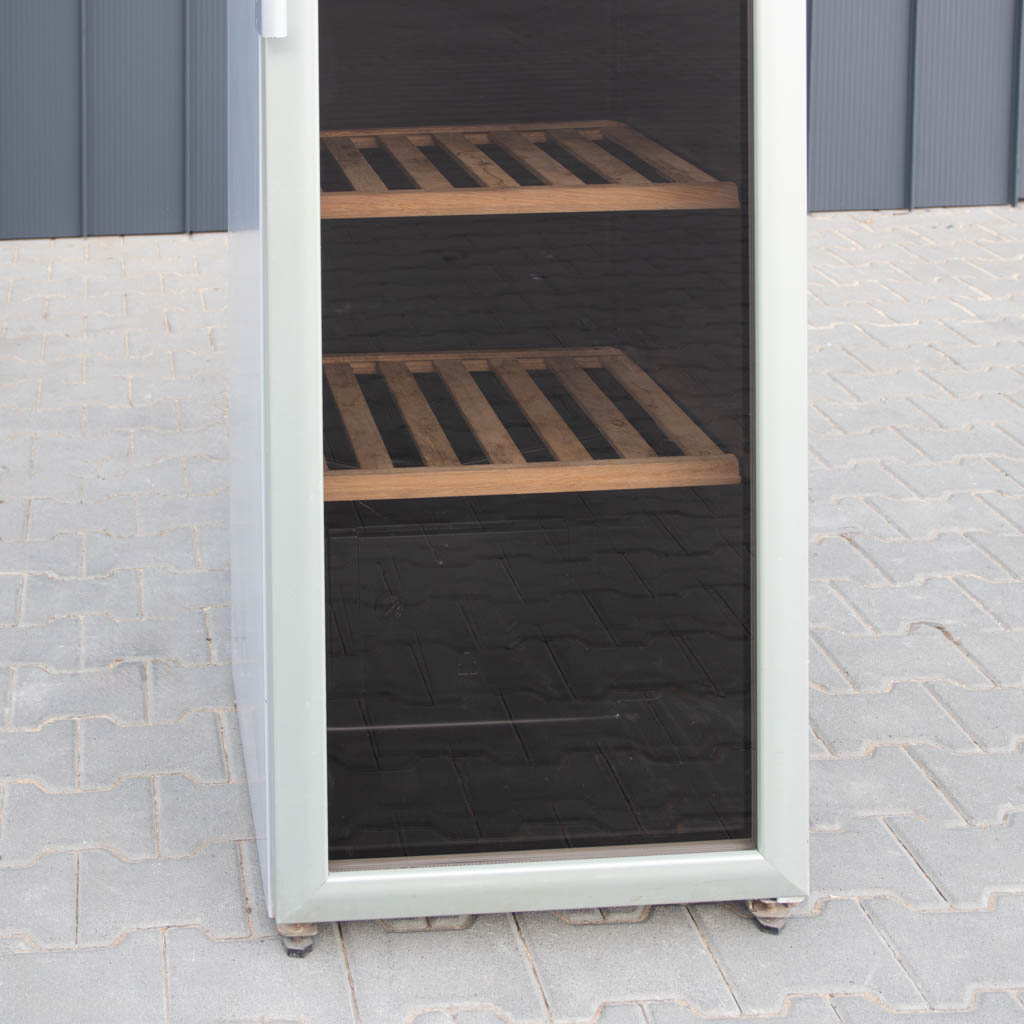 Witryna na wino, chłodziarka do wina, WHIRLPOOL ARC 2150W, przechowywanie wina, szafa chłodnicza na wino, witryna winiarska, winiarka WHIRLPOOL, profesjonalna witryna chłodnicza, lodówka na wino, półki drewniane na wino, chłodzenie wina, regulacja temperatury wina, witryna do restauracji, witryna do hotelu, przeszklona witryna na wino, winiarka 59x59x159 cm, elegancka witryna na wino, chłodziarka na wino WHIRLPOOL, nowoczesna witryna winiarska, energooszczędna witryna na wino, ochrona wina przed UV