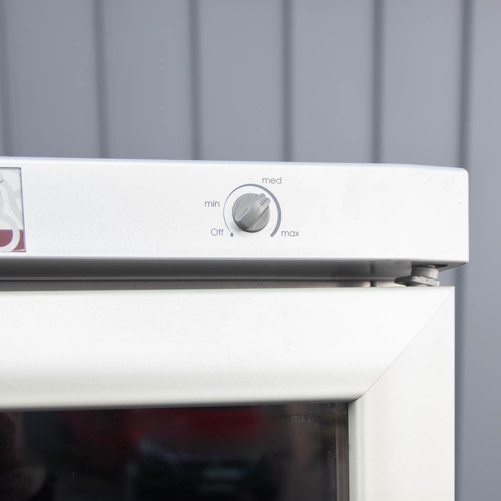 Witryna na wino, chłodziarka do wina, WHIRLPOOL ARC 2150W, przechowywanie wina, szafa chłodnicza na wino, witryna winiarska, winiarka WHIRLPOOL, profesjonalna witryna chłodnicza, lodówka na wino, półki drewniane na wino, chłodzenie wina, regulacja temperatury wina, witryna do restauracji, witryna do hotelu, przeszklona witryna na wino, winiarka 59x59x159 cm, elegancka witryna na wino, chłodziarka na wino WHIRLPOOL, nowoczesna witryna winiarska, energooszczędna witryna na wino, ochrona wina przed UV