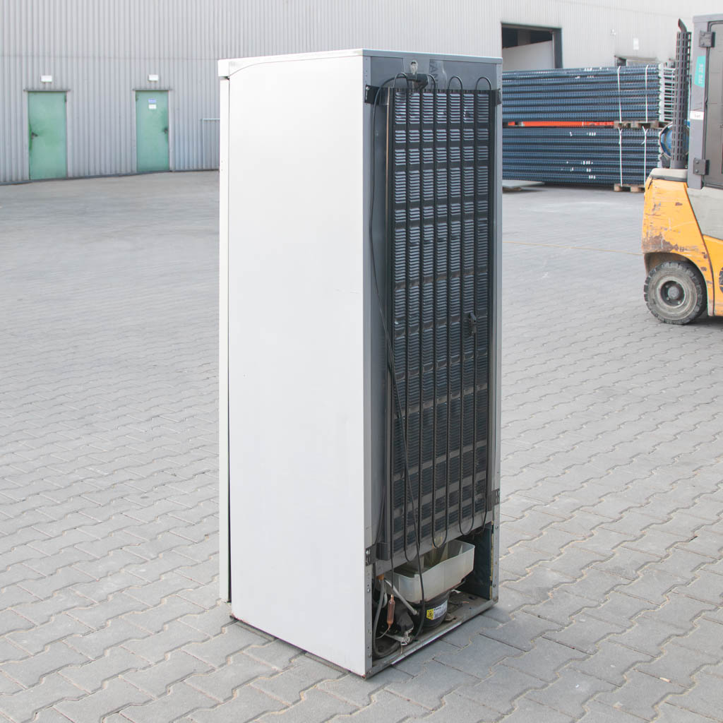 Witryna na wino, chłodziarka do wina, WHIRLPOOL ARC 2150W, przechowywanie wina, szafa chłodnicza na wino, witryna winiarska, winiarka WHIRLPOOL, profesjonalna witryna chłodnicza, lodówka na wino, półki drewniane na wino, chłodzenie wina, regulacja temperatury wina, witryna do restauracji, witryna do hotelu, przeszklona witryna na wino, winiarka 59x59x159 cm, elegancka witryna na wino, chłodziarka na wino WHIRLPOOL, nowoczesna witryna winiarska, energooszczędna witryna na wino, ochrona wina przed UV