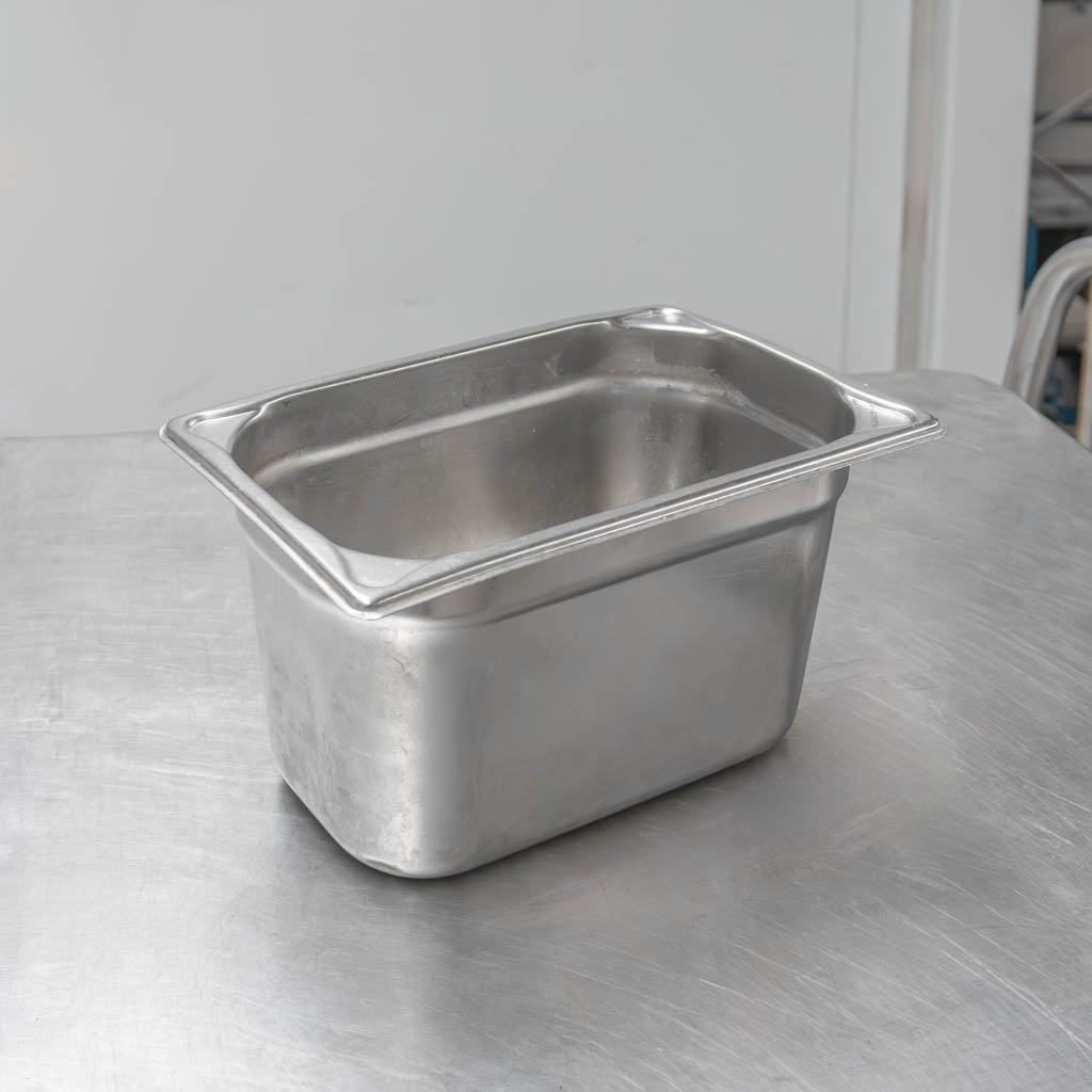 pojemnik GN ze stali nierdzewnej, pojemnik gastronomiczny GN, pojemnik GN do gastronomii, pojemnik GN do restauracji, pojemnik GN na żywność, pojemnik ze stali nierdzewnej, pojemnik GN do przechowywania, pojemnik GN do pieczenia, pojemnik GN uniwersalny, akcesoria GN, wyposażenie kuchni gastronomicznej, pojemnik GN nierdzewny, stalowy pojemnik GN, profesjonalny pojemnik GN