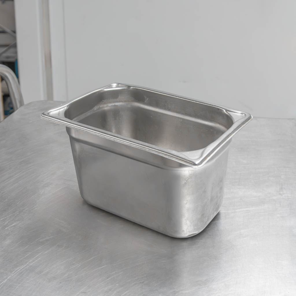 pojemnik GN ze stali nierdzewnej, pojemnik gastronomiczny GN, pojemnik GN do gastronomii, pojemnik GN do restauracji, pojemnik GN na żywność, pojemnik ze stali nierdzewnej, pojemnik GN do przechowywania, pojemnik GN do pieczenia, pojemnik GN uniwersalny, akcesoria GN, wyposażenie kuchni gastronomicznej, pojemnik GN nierdzewny, stalowy pojemnik GN, profesjonalny pojemnik GN