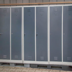 Zdjęcie produktu: Szafka BHP ubraniowa Mega-M pracownicza 2-drzwiowa S-80 cm z przegrodami szara/grafitowy front powystawowa skręcona