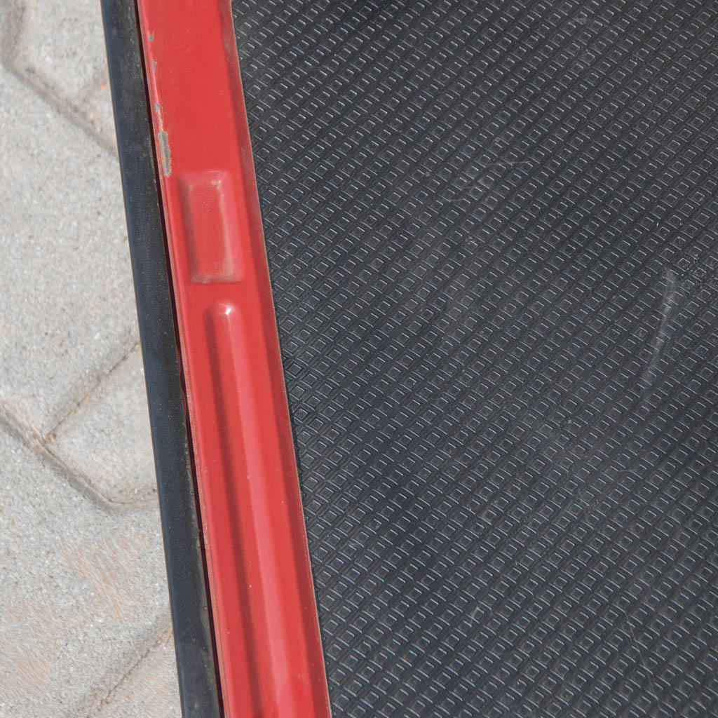 wózek platformowy, wózek transportowy, wózek magazynowy, wózek z antypoślizgową platformą, wózek ręczny do magazynu, solidny wózek transportowy, kompaktowy wózek magazynowy, wózek z kołami skrętnymi