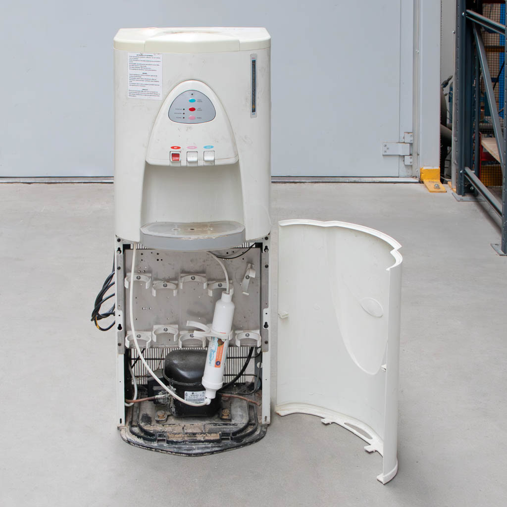 dystrybutor wody bezbutelkowy, dystrybutor wody z mineralizatorem, dystrybutor wody do biura, ekologiczny dystrybutor wody, dystrybutor wody z filtrem, bezbutlowy dystrybutor wody, dystrybutor wody pitnej, dystrybutor wody z sieci, filtracja wody, dystrybutor wody bez butli