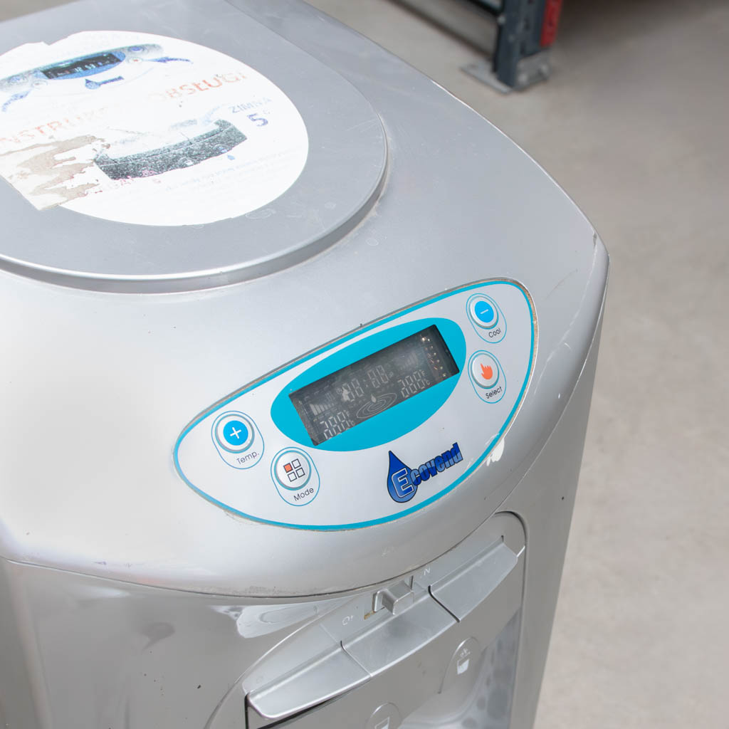 dystrybutor wody bezbutelkowy, dystrybutor wody z mineralizatorem, dystrybutor wody do biura, ekologiczny dystrybutor wody, dystrybutor wody z filtrem, bezbutlowy dystrybutor wody, dystrybutor wody pitnej, dystrybutor wody z sieci, filtracja wody, dystrybutor wody bez butli