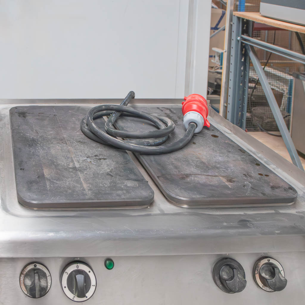kuchnia elektryczna gastronomiczna, kuchnia 2-płytowa, kuchnia ze stali nierdzewnej, sprzęt kuchenny do restauracji, kuchnia elektryczna z półką, urządzenia gastronomiczne
