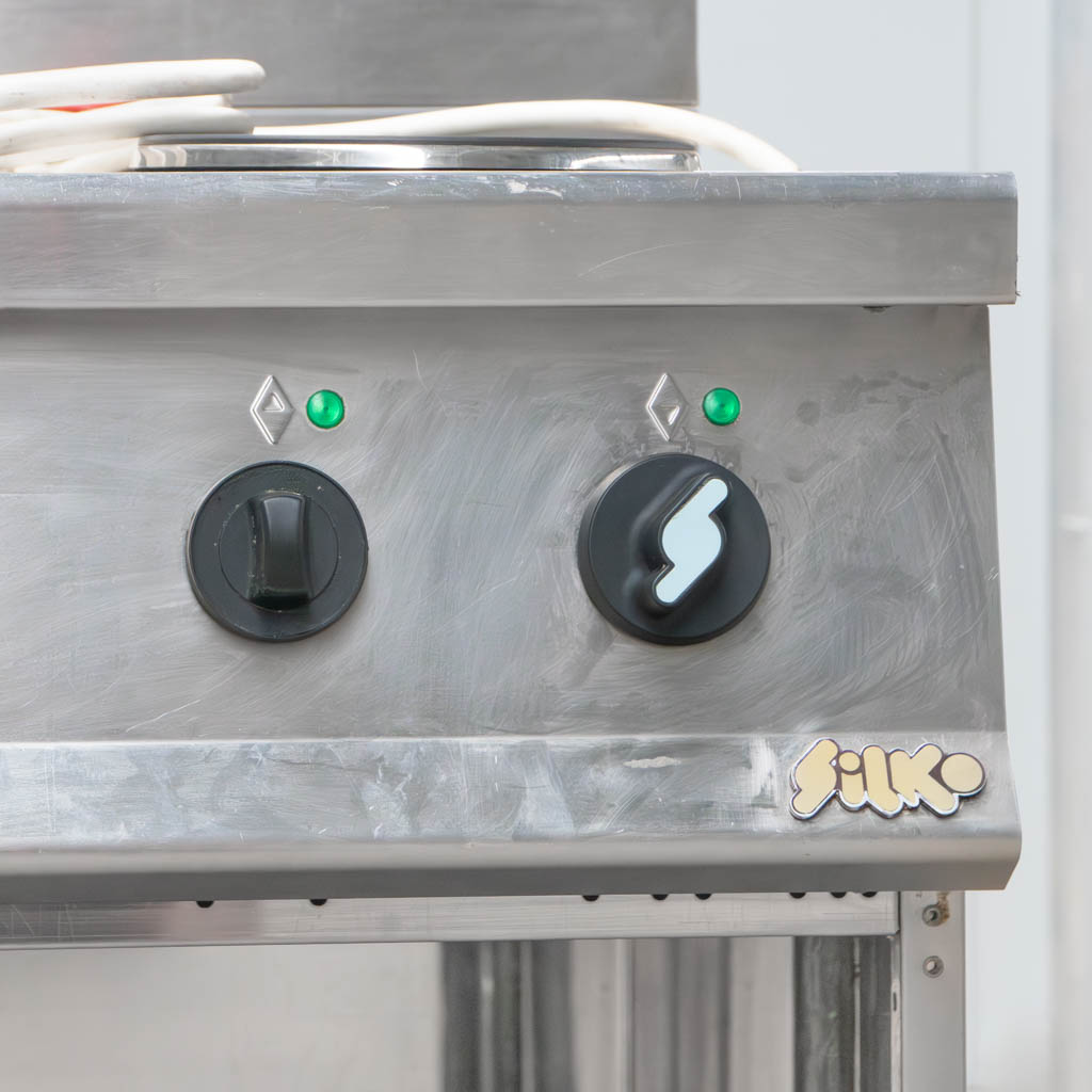 kuchnia elektryczna gastronomiczna, kuchnia 4-płytowa, kuchnia ze stali nierdzewnej, sprzęt kuchenny do restauracji, kuchnia elektryczna z półką, urządzenia gastronomiczne