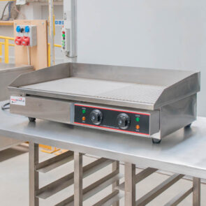 Zdjęcie produktu: Płyta grillowa elektryczna 1/2 ryflowana+1/2 płaska Mega-M 4.4 kW POSERWISOWA