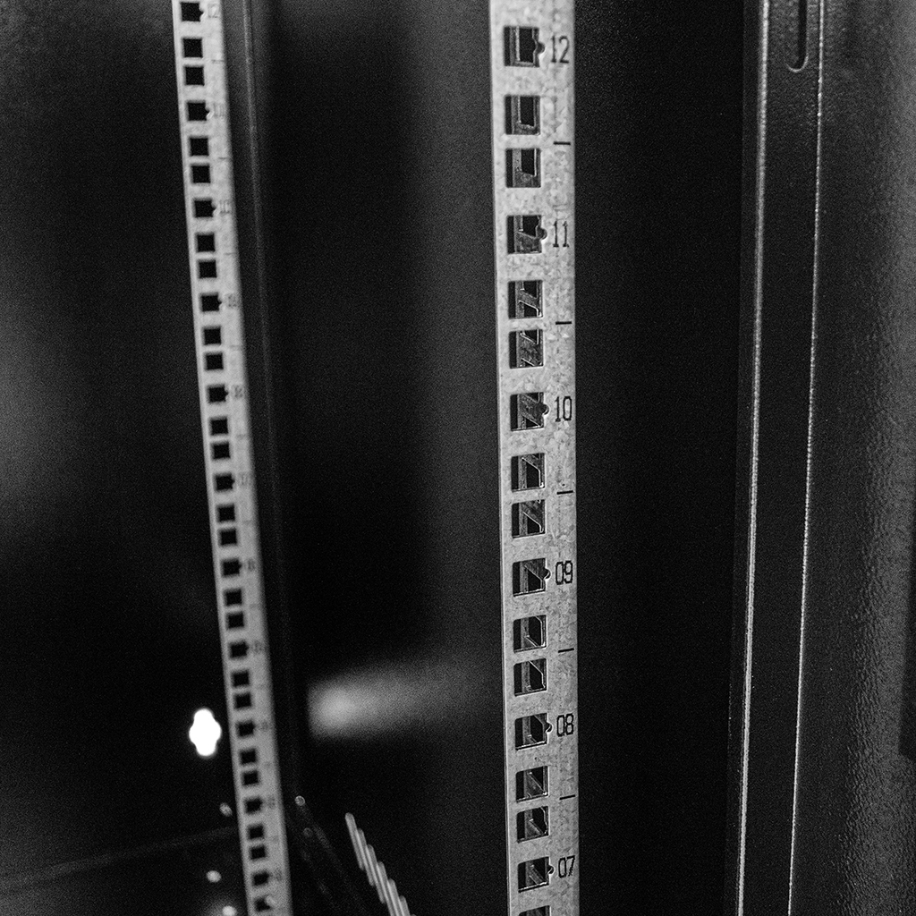 Szafa Rack 19 15U serwerowa na elektronikę NETBERG wisząca 60x60x75cm czarna z drzwiami perforowanymi