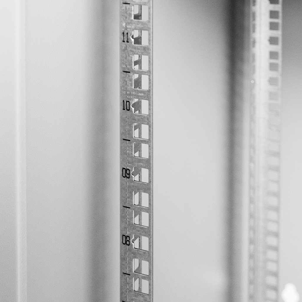 Szafa Rack 19 15U serwerowa na elektronikę NETBERG wisząca 60x40x45cm czarna z drzwiami perforowanymi