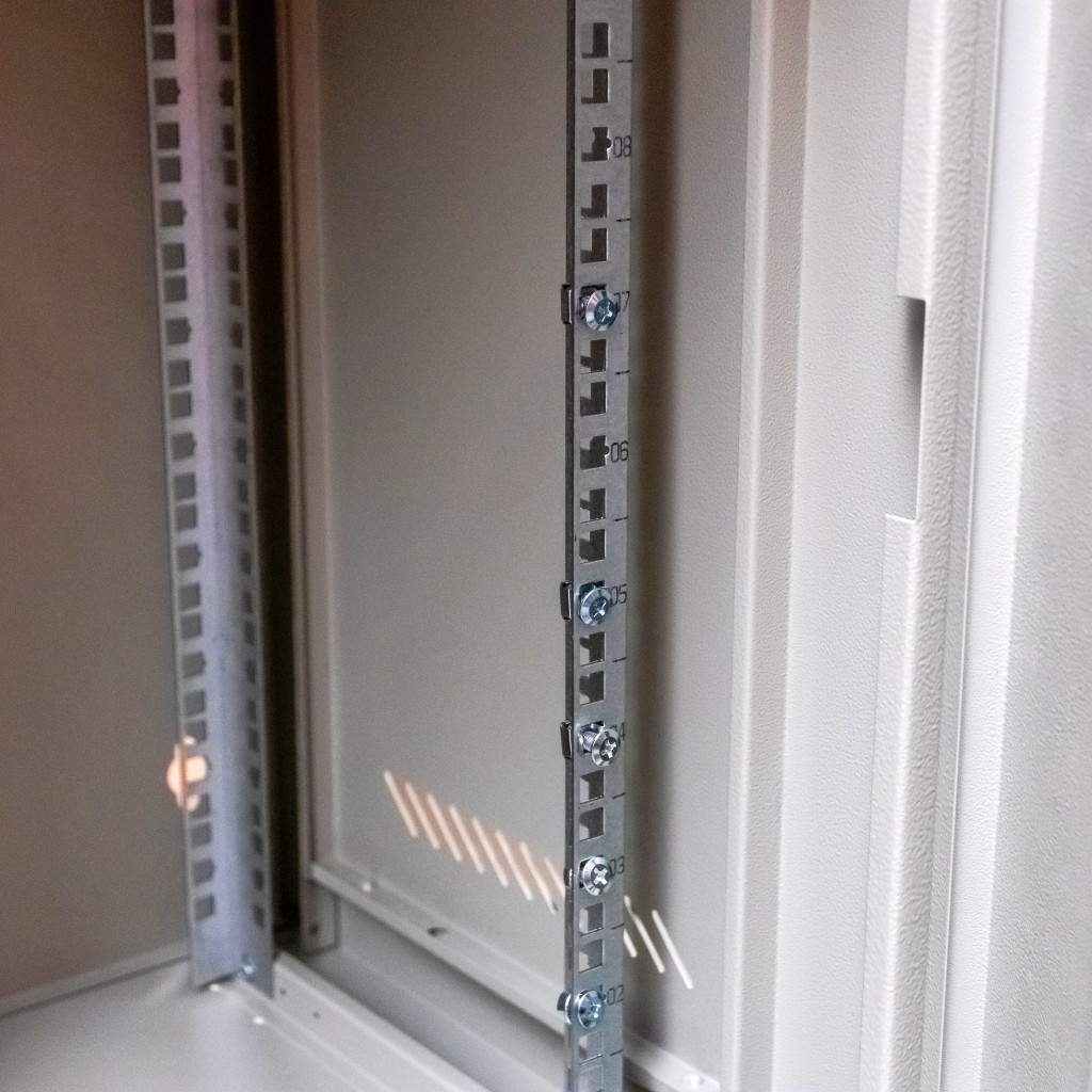 Szafa Rack 19 9U serwerowa na elektronikę NETBERG stojąca 60x40x45cm szara