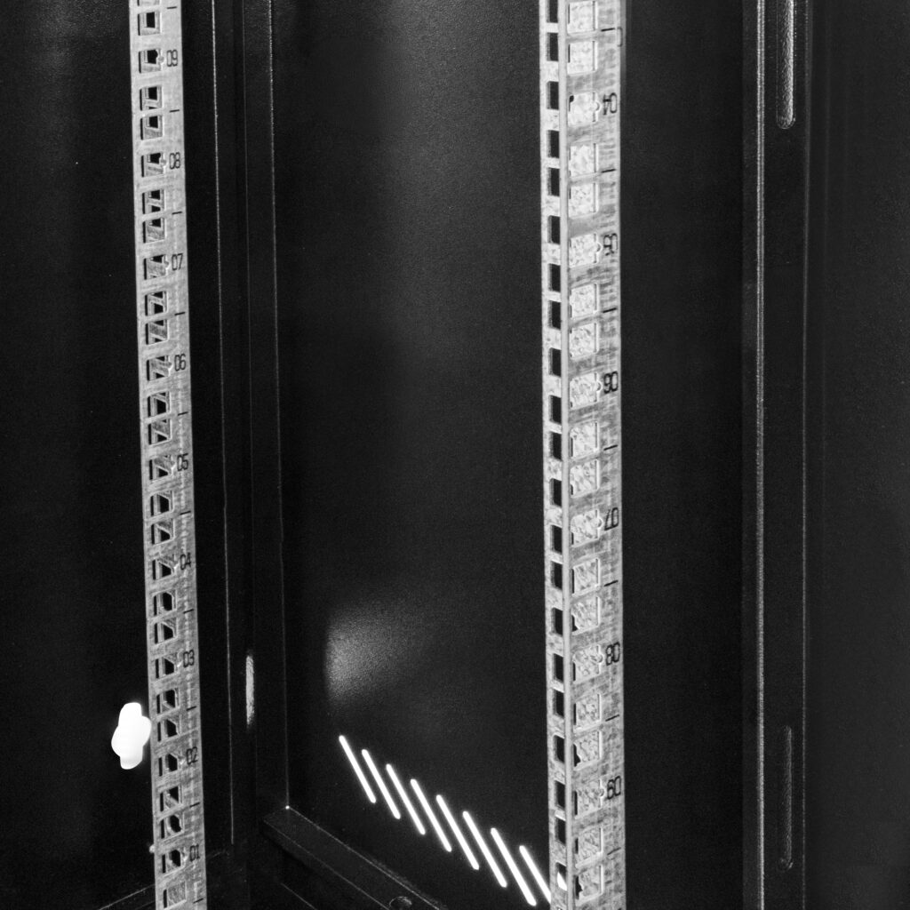 Szafa Rack 19 12U serwerowa na elektronikę NETBERG wisząca 60x40x60cm czarna z drzwiami perforowanymi