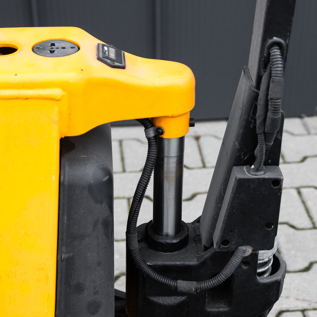 wózek paletowy elektryczny, elektryczny paleciak, paleciak z napędem elektrycznym, elektryczny wózek magazynowy, wózek do palet elektryczny, wózek paletowy do magazynu, sprzęt transportowy elektryczny