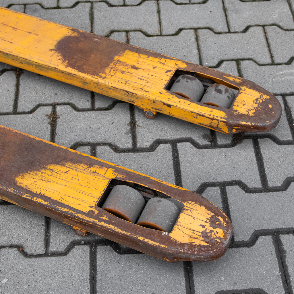wózek paletowy elektryczny, elektryczny paleciak, paleciak z napędem elektrycznym, elektryczny wózek magazynowy, wózek do palet elektryczny, wózek paletowy do magazynu, sprzęt transportowy elektryczny