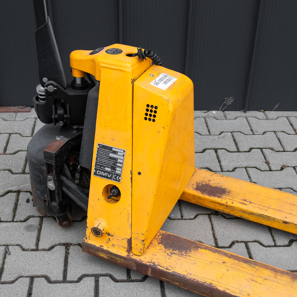 wózek paletowy elektryczny, elektryczny paleciak, paleciak z napędem elektrycznym, elektryczny wózek magazynowy, wózek do palet elektryczny, wózek paletowy do magazynu, sprzęt transportowy elektryczny