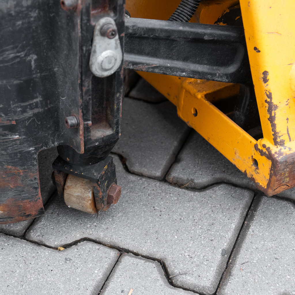 wózek paletowy elektryczny, elektryczny paleciak, paleciak z napędem elektrycznym, elektryczny wózek magazynowy, wózek do palet elektryczny, wózek paletowy do magazynu, sprzęt transportowy elektryczny