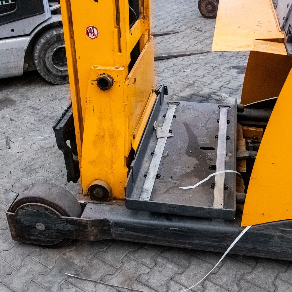 wózek widłowy, wózek wysokiego składowania, wózek elektryczny, wózek magazynowy uszkodzony, wózek na części, sprzęt magazynowy używany