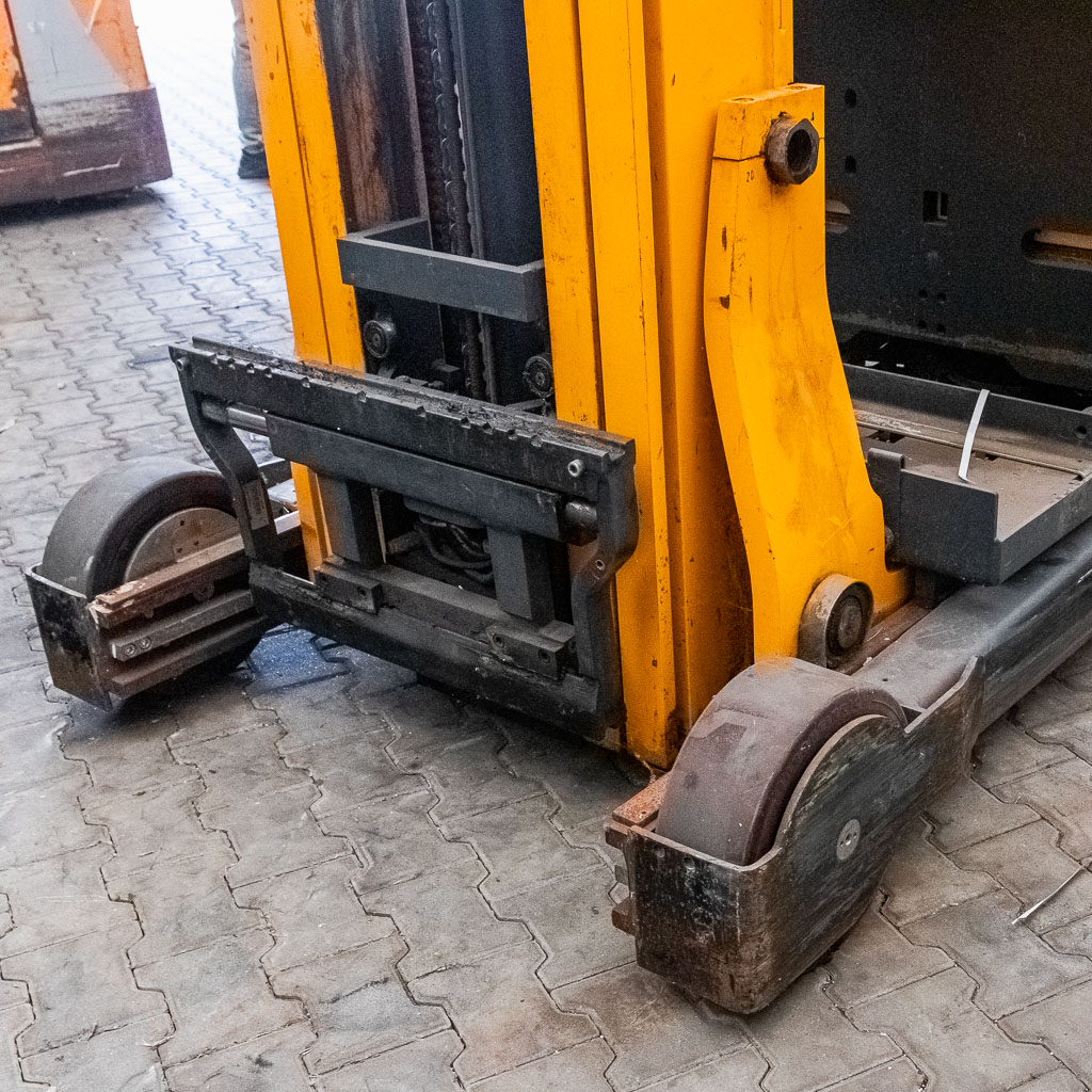 wózek widłowy, wózek wysokiego składowania, wózek elektryczny, wózek magazynowy uszkodzony, wózek na części, sprzęt magazynowy używany