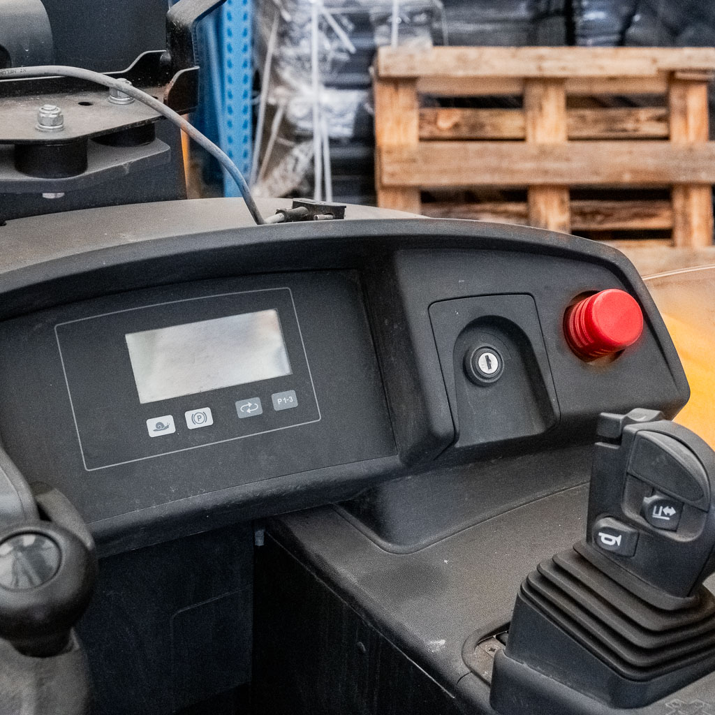 wózek widłowy, wózek wysokiego składowania, wózek elektryczny, wózek magazynowy uszkodzony, wózek na części, sprzęt magazynowy używany