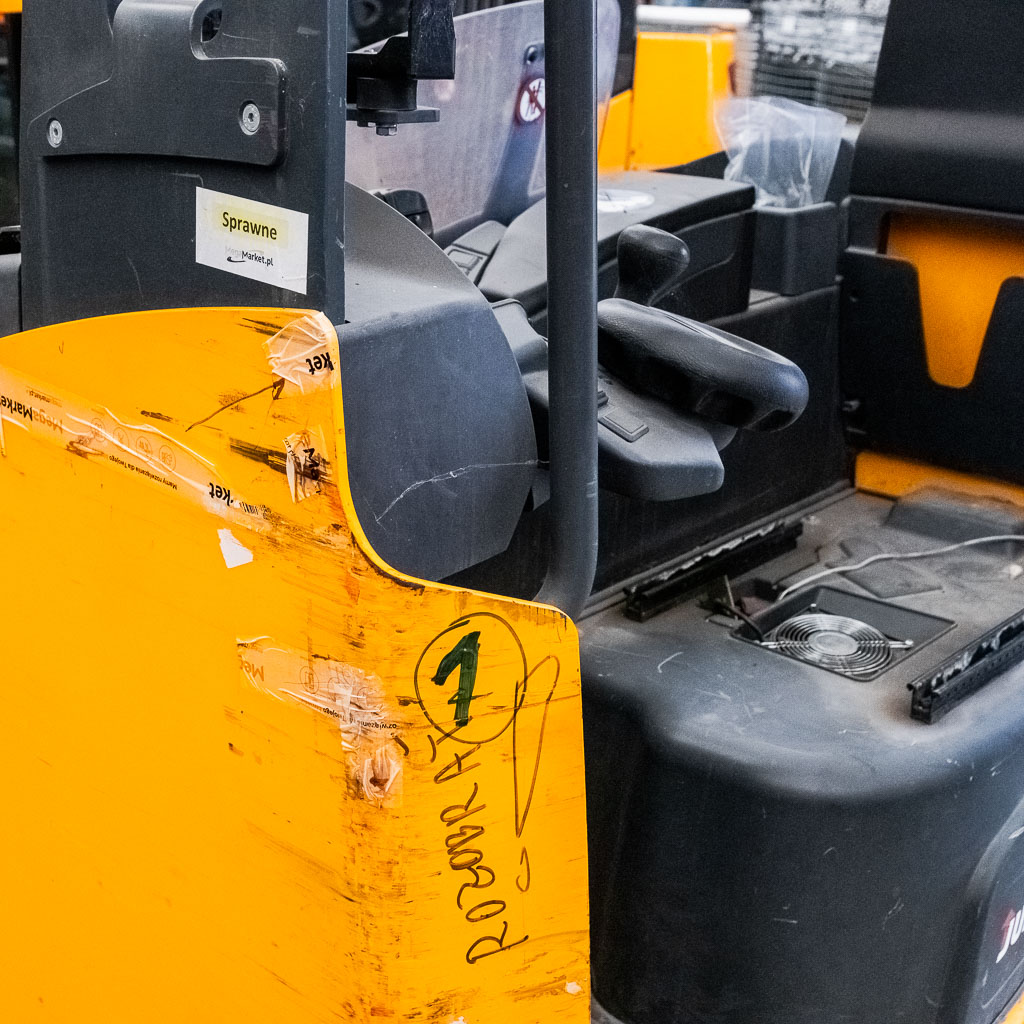 wózek widłowy, wózek wysokiego składowania, wózek elektryczny, wózek magazynowy uszkodzony, wózek na części, sprzęt magazynowy używany