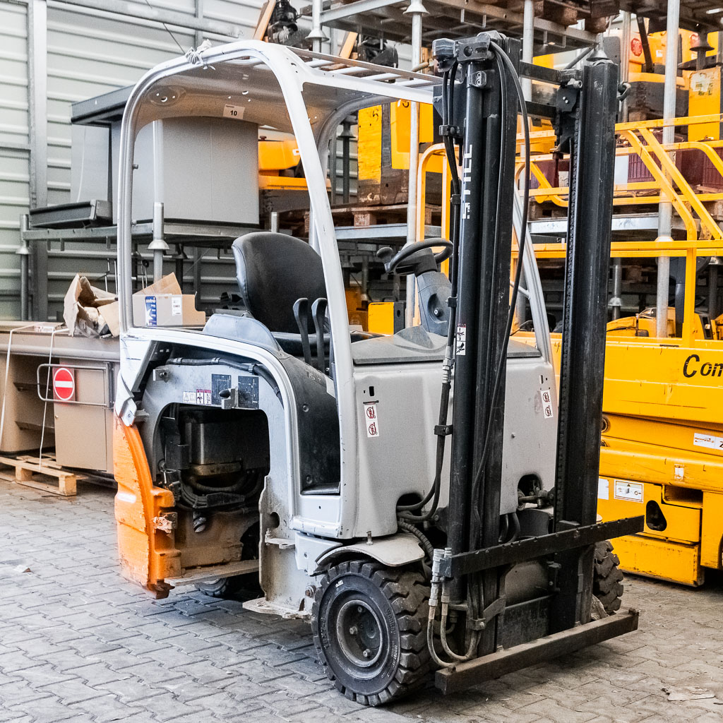 wózek widłowy, wózek wysokiego składowania, wózek elektryczny, wózek magazynowy uszkodzony, wózek na części, sprzęt magazynowy używany