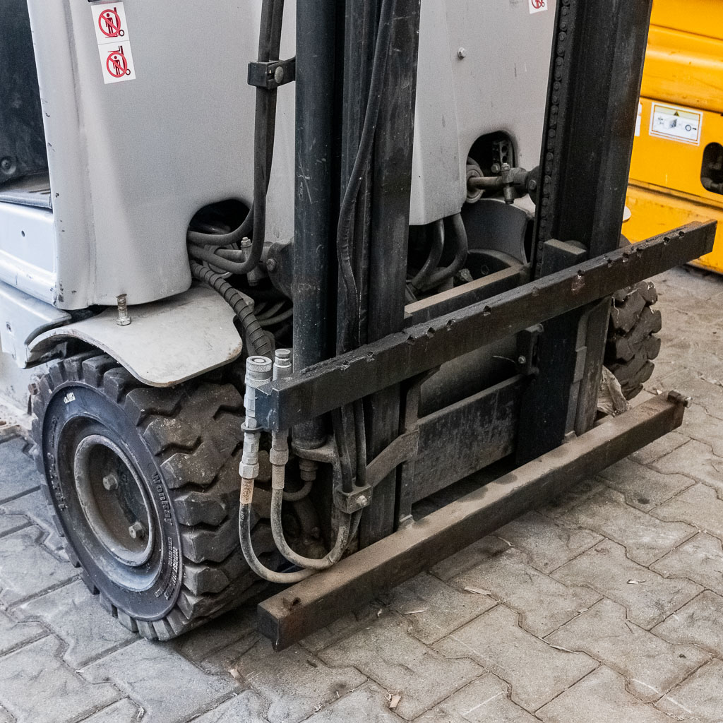 wózek widłowy, wózek wysokiego składowania, wózek elektryczny, wózek magazynowy uszkodzony, wózek na części, sprzęt magazynowy używany