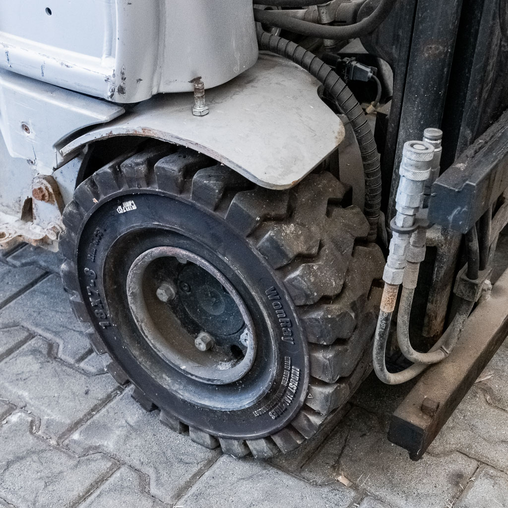 wózek widłowy, wózek wysokiego składowania, wózek elektryczny, wózek magazynowy uszkodzony, wózek na części, sprzęt magazynowy używany