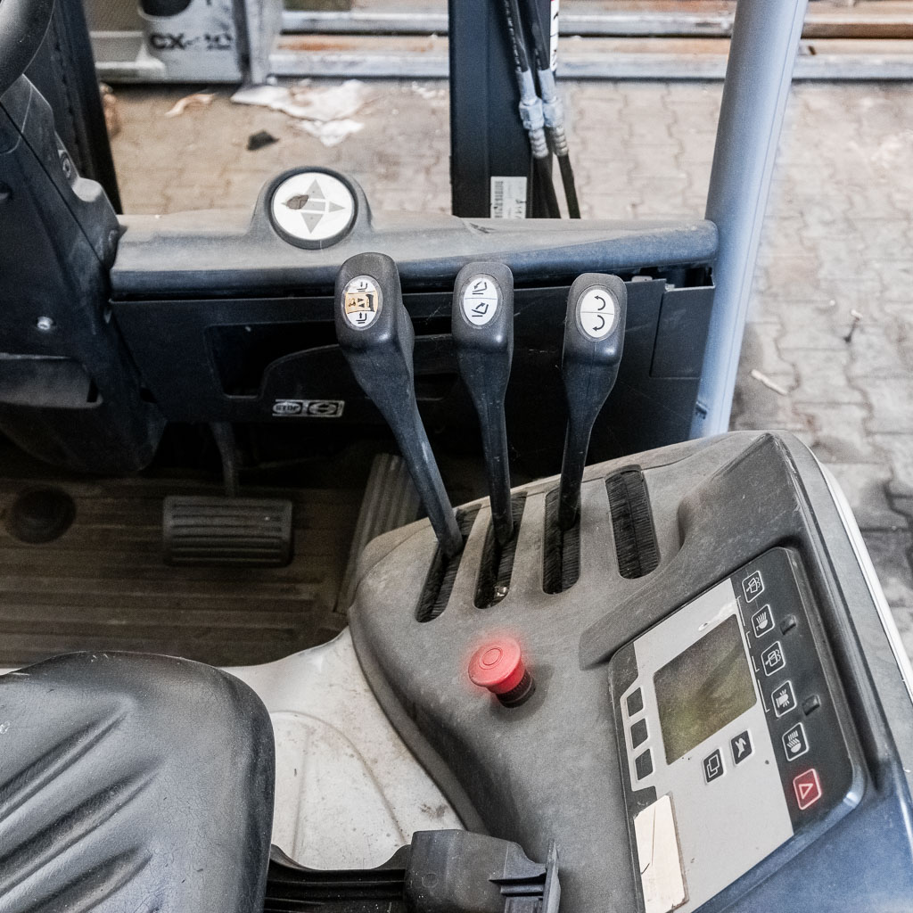 wózek widłowy, wózek wysokiego składowania, wózek elektryczny, wózek magazynowy uszkodzony, wózek na części, sprzęt magazynowy używany