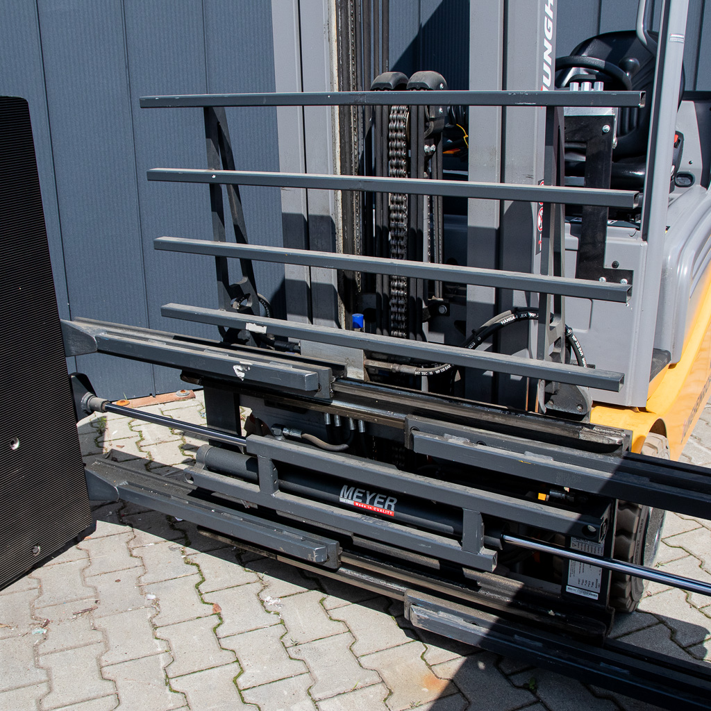 wózek widłowy elektryczny, Jungheinrich EFG 220, wózek magazynowy, wózek z widłami, logistyka magazynowa, wózek do hali, sprzęt transportowy, wózek 2 tony, maszyny Jungheinrich, MegaMarket